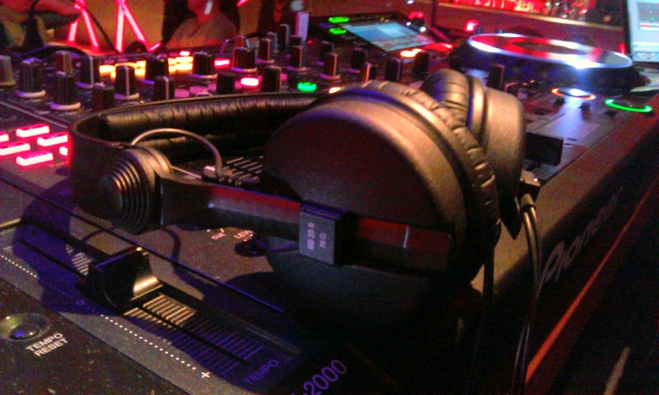dj, deejay, dj tanfolyam, dj oktatás, dj képzés, dj iskola, dj kurzus, disc jockey, dj-zni, dj-zés, mixelni, mixelés, dj akarok lenni, dj szeretnék lenni, pendive dj, hogyan legyek dj, hogyan legyél dj, dj-nek lenni, hogyan kezdjek el dj-zni, dj-zés alapjai, magán oktatás, egyéni oktatás, kezdő dj, lemez lovas, kezdő lemezlovas, dj alapok, dj szett, dj felszerelés, dj mix, dj pult, dj pult használata, M. FORCE MŰVÉSZETI ISKOLA, M. FORCE DJ TANFOLYAM BUDAPEST, a leggyorsabban elkezdhető dj tanfolyam, a legrészletesebben megtanító dj tanfolyam, a legtöbb gyakorlati idős dj tanfolyam,
