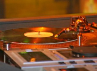dj, deejay, dj tanfolyam, dj oktat&aacute;s, dj k&eacute;pz&eacute;s, dj iskola, dj kurzus, disc jockey, dj-zni, dj-z&eacute;s, mixelni, mixel&eacute;s, dj akarok lenni, dj szeretn&eacute;k lenni, pendive dj, hogyan legyek dj, hogyan legy&eacute;l dj, dj-nek lenni, hogyan kezdjek el dj-zni, dj-z&eacute;s alapjai, mag&aacute;n oktat&aacute;s, egy&eacute;ni oktat&aacute;s, kezdő dj, lemez lovas, kezdő lemezlovas, dj alapok, dj szett, dj felszerel&eacute;s, dj mix, dj pult, dj pult haszn&aacute;lata, M. FORCE MŰV&Eacute;SZETI ISKOLA, M. FORCE DJ TANFOLYAM BUDAPEST,  a leggyorsabban elkezdhető dj tanfolyam,  a legr&eacute;szletesebben megtan&iacute;t&oacute; dj tanfolyam, a legt&ouml;bb gyakorlati idős dj tanfolyam,