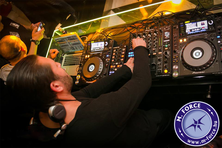 dj, deejay, dj tanfolyam, dj oktatás, dj képzés, dj iskola, dj kurzus, disc jockey, dj-zni, dj-zés, mixelni, mixelés, dj akarok lenni, dj szeretnék lenni, pendive dj, hogyan legyek dj, hogyan legyél dj, dj-nek lenni, hogyan kezdjek el dj-zni, dj-zés alapjai, magán oktatás, egyéni oktatás, kezdő dj, lemez lovas, kezdő lemezlovas, dj alapok, dj szett, dj felszerelés, dj mix, dj pult, dj pult használata, M. FORCE MŰVÉSZETI ISKOLA, M. FORCE DJ TANFOLYAM BUDAPEST, a leggyorsabban elkezdhető dj tanfolyam, a legrészletesebben megtanító dj tanfolyam, a legtöbb gyakorlati idős dj tanfolyam,