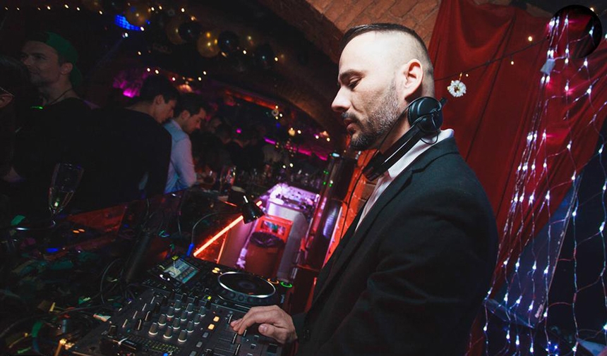dj, deejay, dj tanfolyam, dj oktat&aacute;s, dj k&eacute;pz&eacute;s, dj iskola, dj kurzus, disc jockey, dj-zni, dj-z&eacute;s, mixelni, mixel&eacute;s, dj akarok lenni, dj szeretn&eacute;k lenni, pendive dj, hogyan legyek dj, hogyan legy&eacute;l dj, dj-nek lenni, hogyan kezdjek el dj-zni, dj-z&eacute;s alapjai, mag&aacute;n oktat&aacute;s, egy&eacute;ni oktat&aacute;s, kezdő dj, lemez lovas, kezdő lemezlovas, dj alapok, dj szett, dj felszerel&eacute;s, dj mix, dj pult, dj pult haszn&aacute;lata, M. FORCE MŰV&Eacute;SZETI ISKOLA, M. FORCE DJ TANFOLYAM BUDAPEST,  a leggyorsabban elkezdhető dj tanfolyam,  a legr&eacute;szletesebben megtan&iacute;t&oacute; dj tanfolyam, a legt&ouml;bb gyakorlati idős dj tanfolyam,